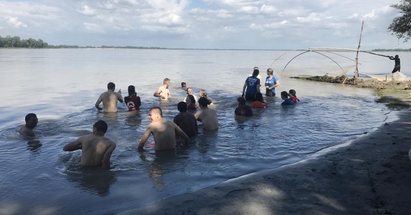 Lekker zwemmen in de snelstromende Teesta