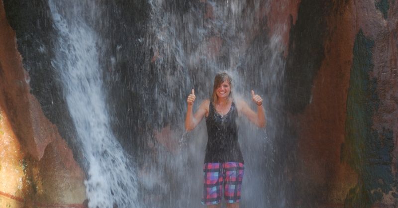 Onder de watervallen bij Samaipata is het puik douchen!