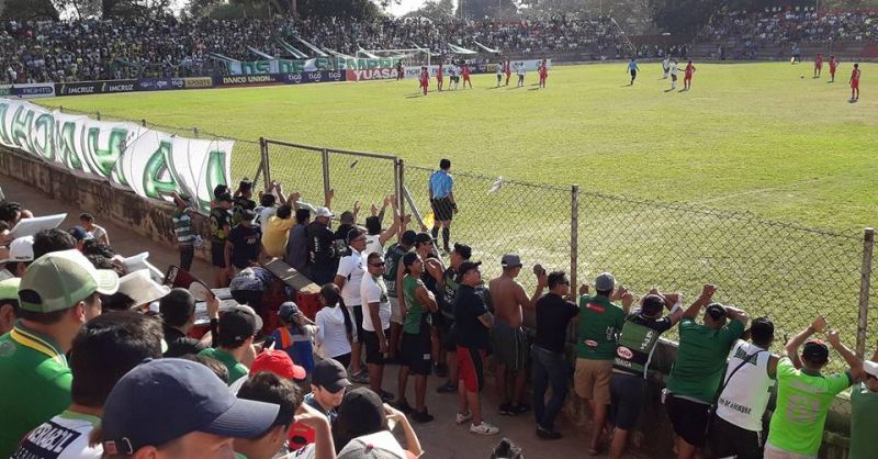 De lokale FC aanmoedigen