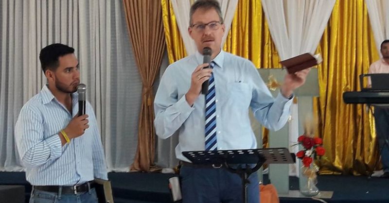 Gertjan gaat voor in de kerk