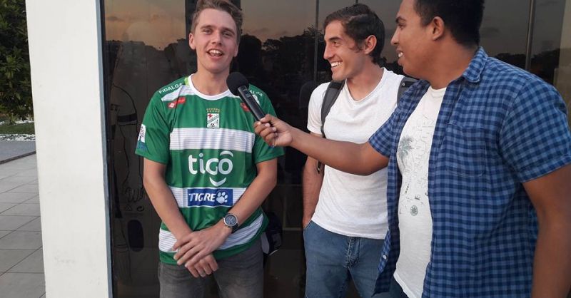 Supporter wordt geïnterviewd na de wedstrijd