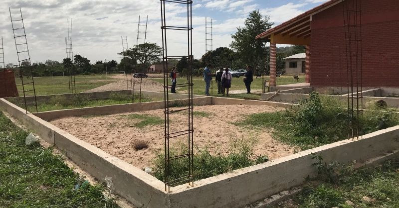 Het fundament ligt klaar, op de voorgrond voor de klaslokalen en rechts voor de toiletten