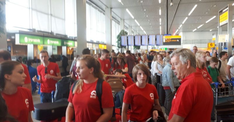 De groep bij de check-in op Schiphol