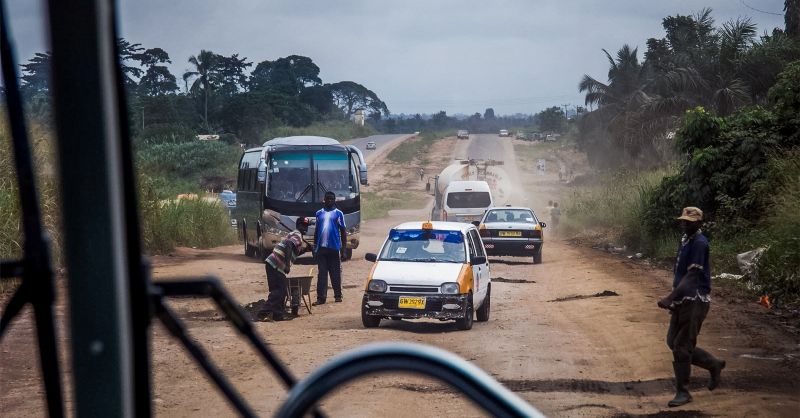 De weg in Ghana is anders dan we in Nederland gewend zijn (archiefbeeld) 