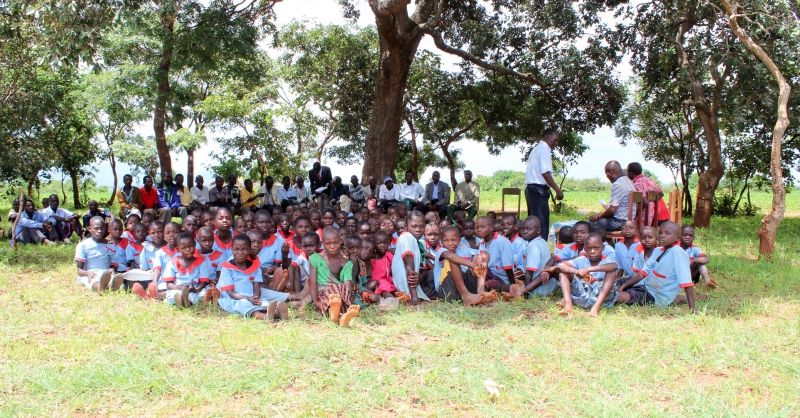 De schoolkinderen in Mkumbanjara zien uit naar de kennismaking met de groep (archiefbeeld)