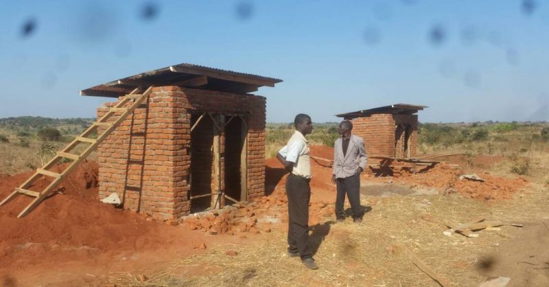 Latrines met het dak erop