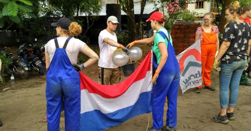 Wat een feest: De laatste emmer zand!