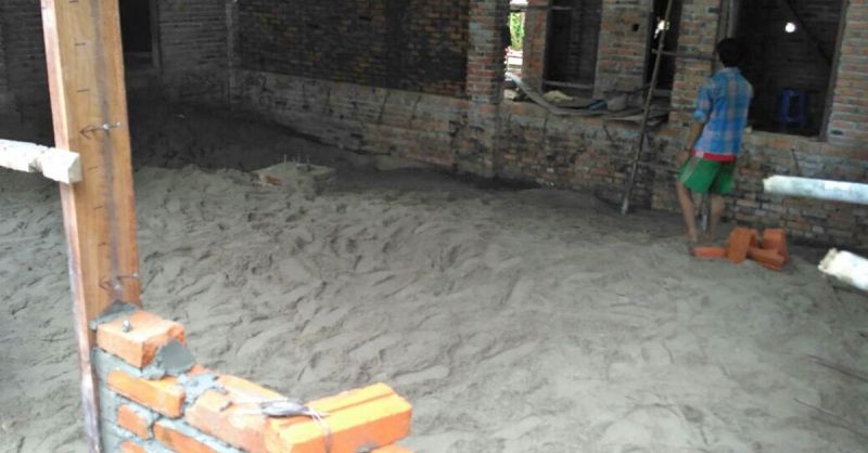 We moeten tot aan de rand van het metselwerk. Nog heel wat emmertjes te gaan...