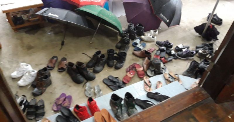 Natte schoenen laten we buiten