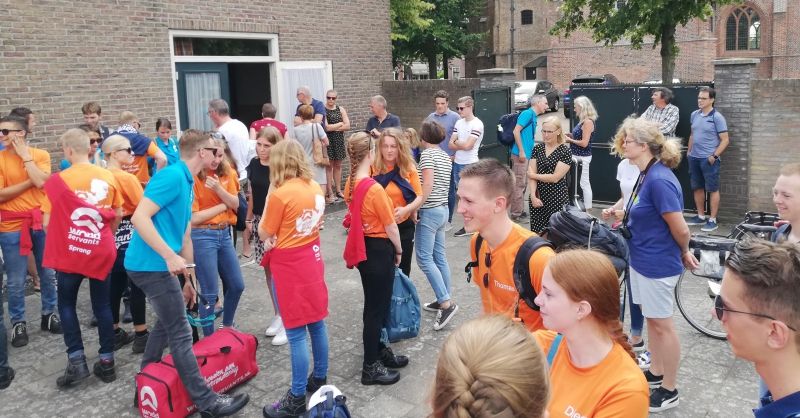 Deelnemers en ouders verzamelen zich