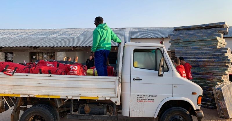 De tassen op de truck