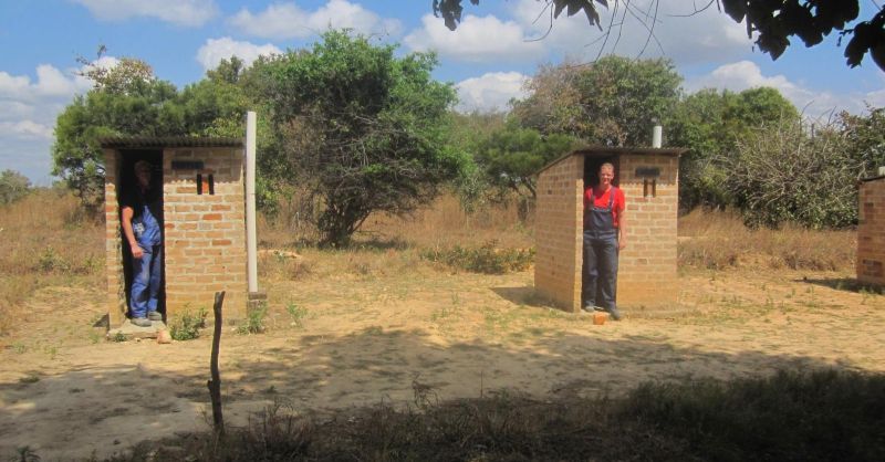De latrines, aan het begin was dat even wennen