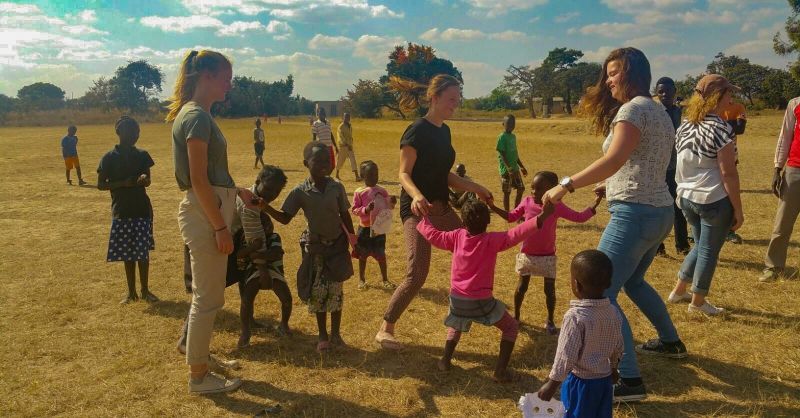 Spelen met de kinderen in Nambo