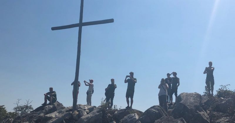 Een klim van 1,5 uur naar het kruis op de heuveltop