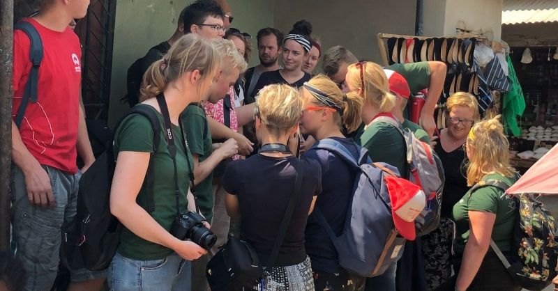 Gerda den Ouden geeft instructies voor het marktbezoek