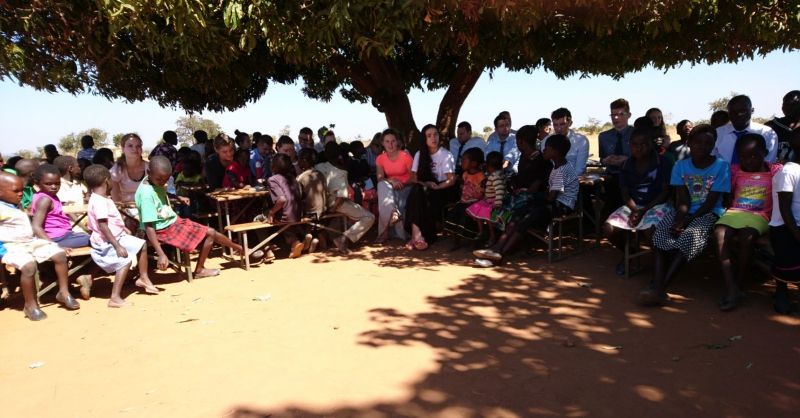 Een Afrikaanse kerkdienst onder een boom. Typisch World Servants :)