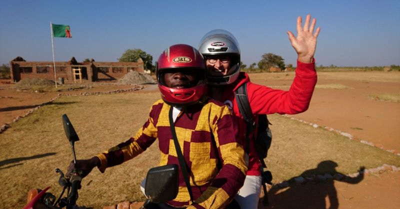 Avonturier Alie op de motor