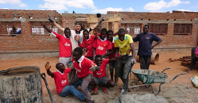 Een heus voetbal team kwam werkte mee op de  bouw! Geweldig!