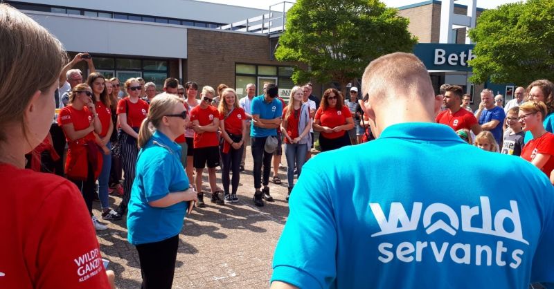 Hoofdleider Betty spreekt de groep toe