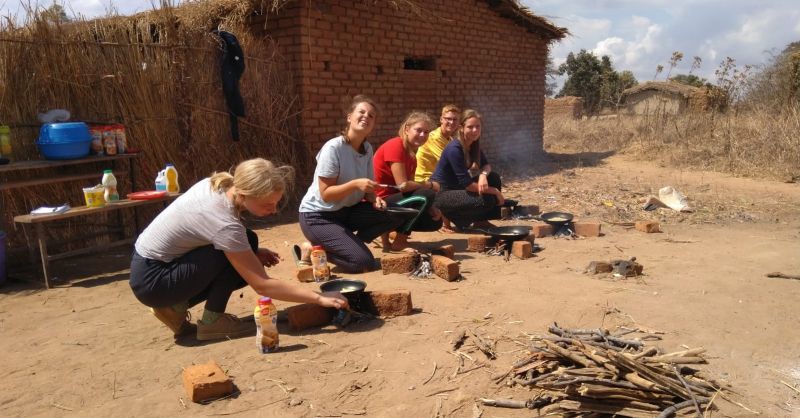 Vuur maken tijdens de Malawian Experience