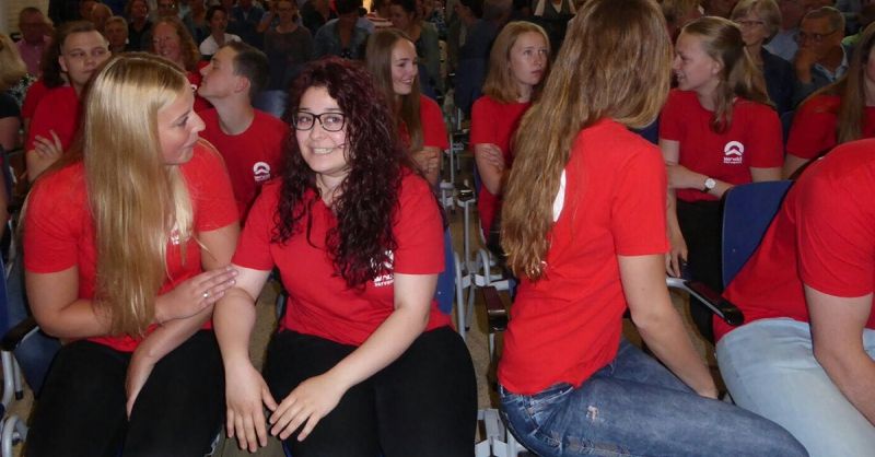 Ook in Leek kleurt de kerkzaal World Servants-rood