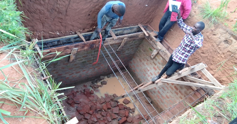 Eerste werk aan latrines