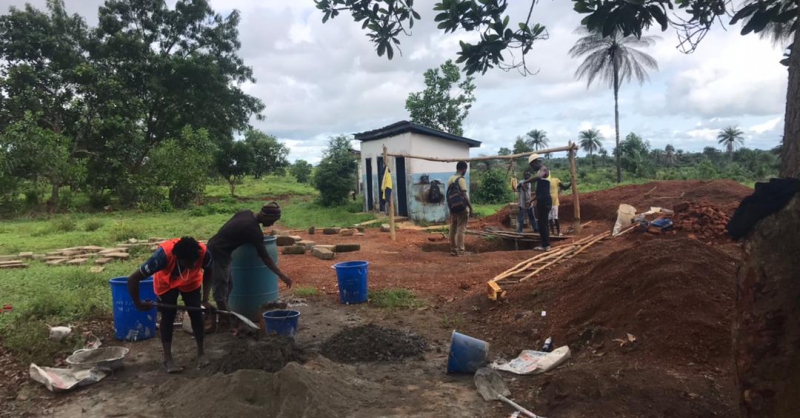 Gat voor de latrine op achtergrond