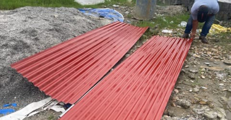 Mooie rode dakplaten klaar voor gebruik