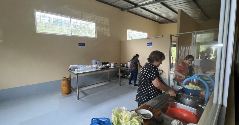 Dames aan het koken voor ons