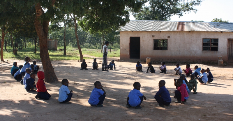 Kinderen bij het oude gebouw