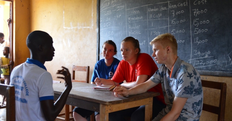 Deelnemers in gesprek met Ibrahim Sorie Kamara