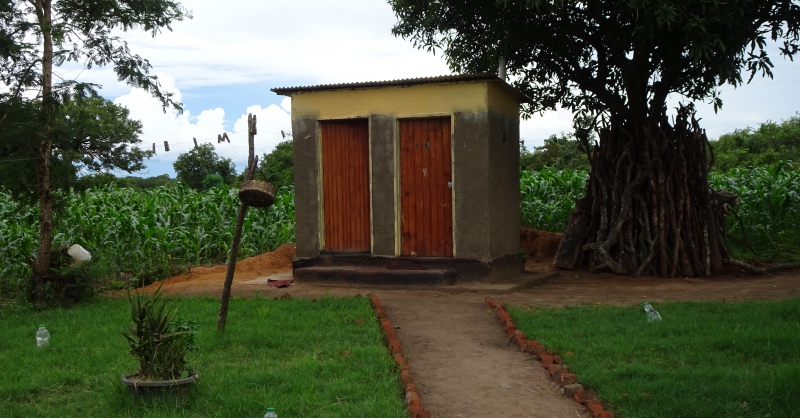 Latrines bij de huizen