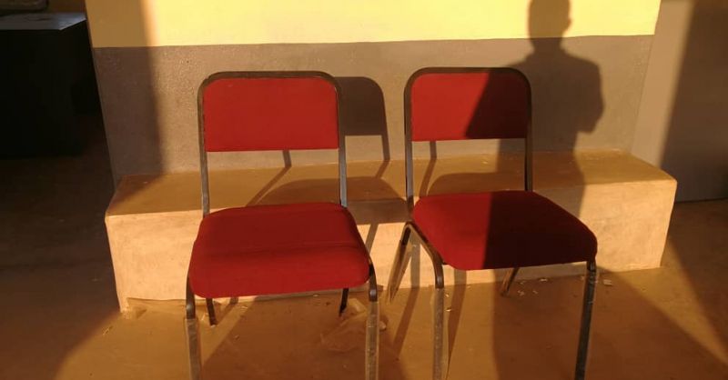 Nog meer stoelen voor in de kliniek