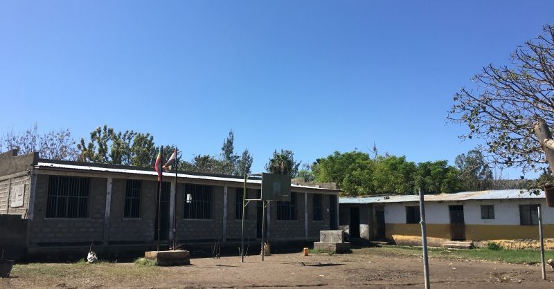Overview of the compound with the WS classroom block