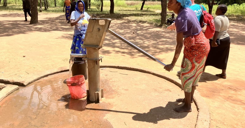 De waterpomp bij de school