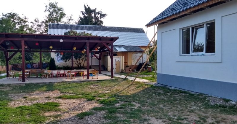 Overzicht van hoofdgebouw, keuken en sunshelter