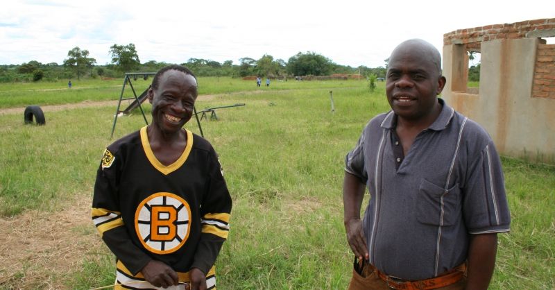 Lid van ouderraad (links) en headman van Mtelwe (rechts)