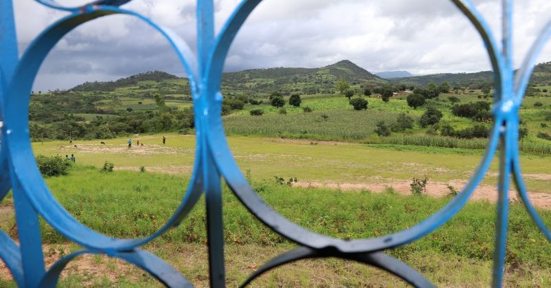 Uitzicht vanuit een van de klaslokalen