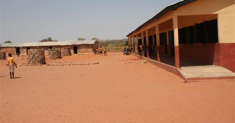 Zijaanzicht galerij van de school