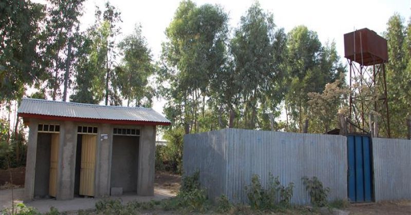 Latrine met waterreservoir