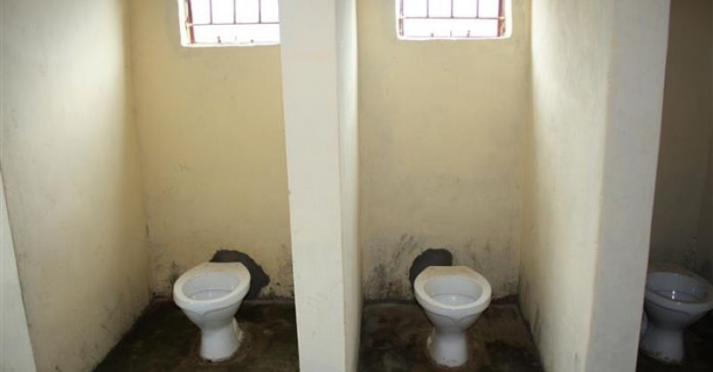 Toiletten in het gebouw van de slaapzalen - maart 2017