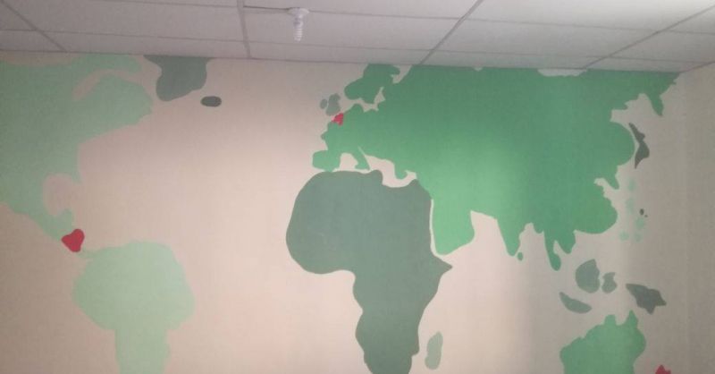 De wereldkaart aan de muur