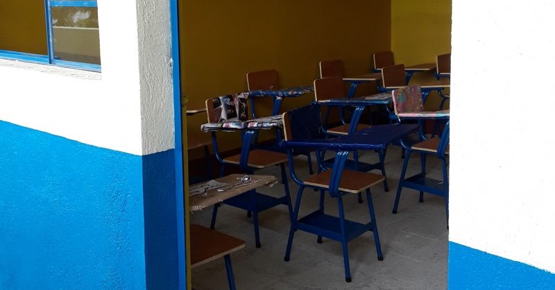 In Guatemala versieren kinderen hun schoolbankjes