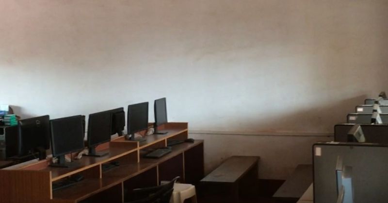 Het computerlokaal voor de leerlingen