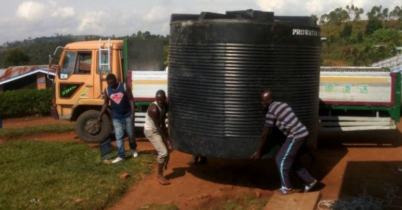 De watertank is bij de school bezorgd