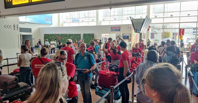 Zaterdag 8 juli. In de rij voor de checkin op Brussel. Druk bezig om de bagage op de juiste volgorde te krijgen.