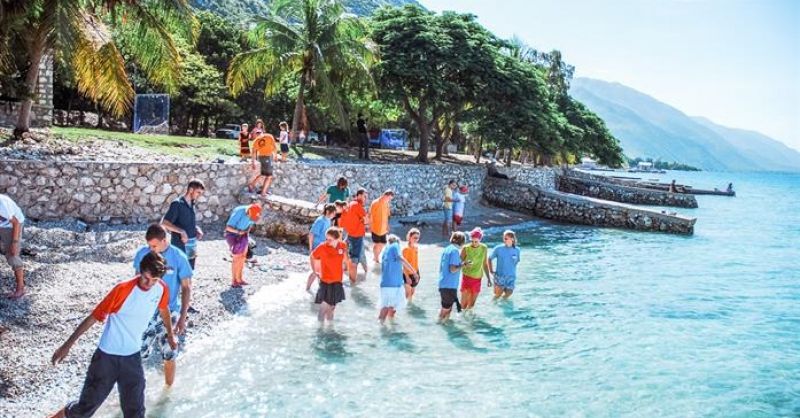 Het blauwe water bij het beachcamp (archieffoto)