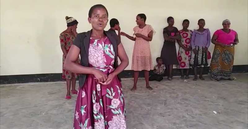 MA321 | Chigumba - de vrouwen en meisjes in Chigumba zijn bl