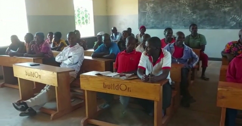 Mussa in gesprek met de inwoners van Ndatuwa