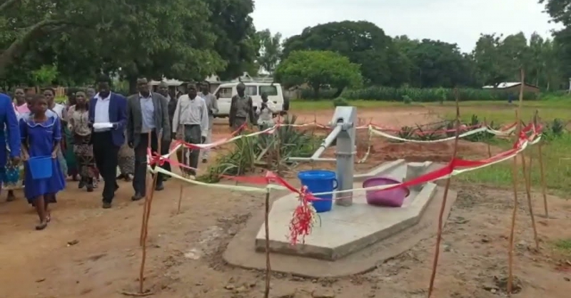 Feestelijke opening waterpomp Luwerezi